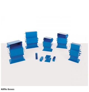 Gewehrkasten, Breite der Schlitze 5 mm, 16 Schlitze, pulverbeschichtet, geliefert mit 3 Behältern.