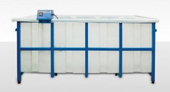 Großer Kunststoff-Härtungstank. Mit unteren Metallgestellen. Innenmaße: 750 x 1800 x 650 mm (BxH x B).
